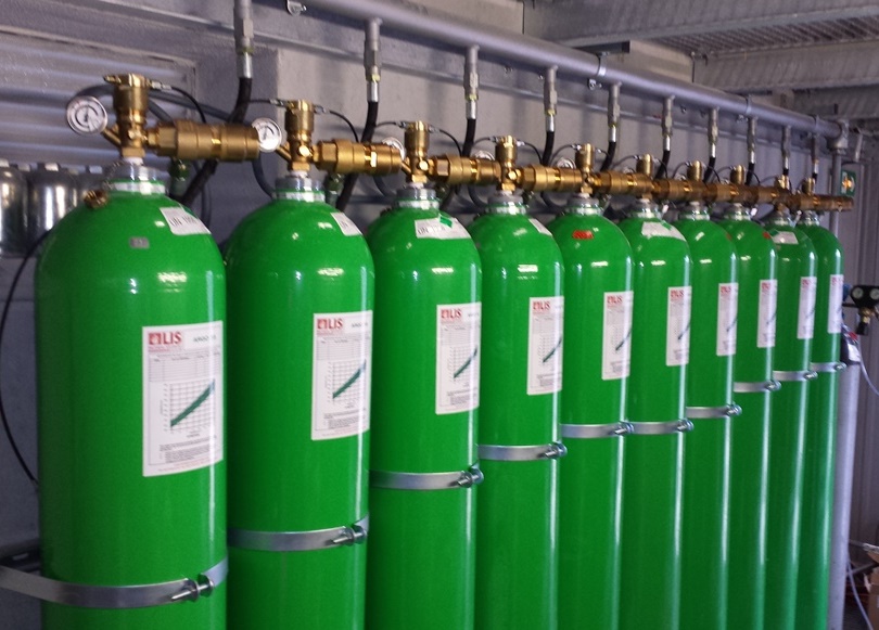 Installation d’extinction automatique avec batterie de bouteilles vertes raccordées